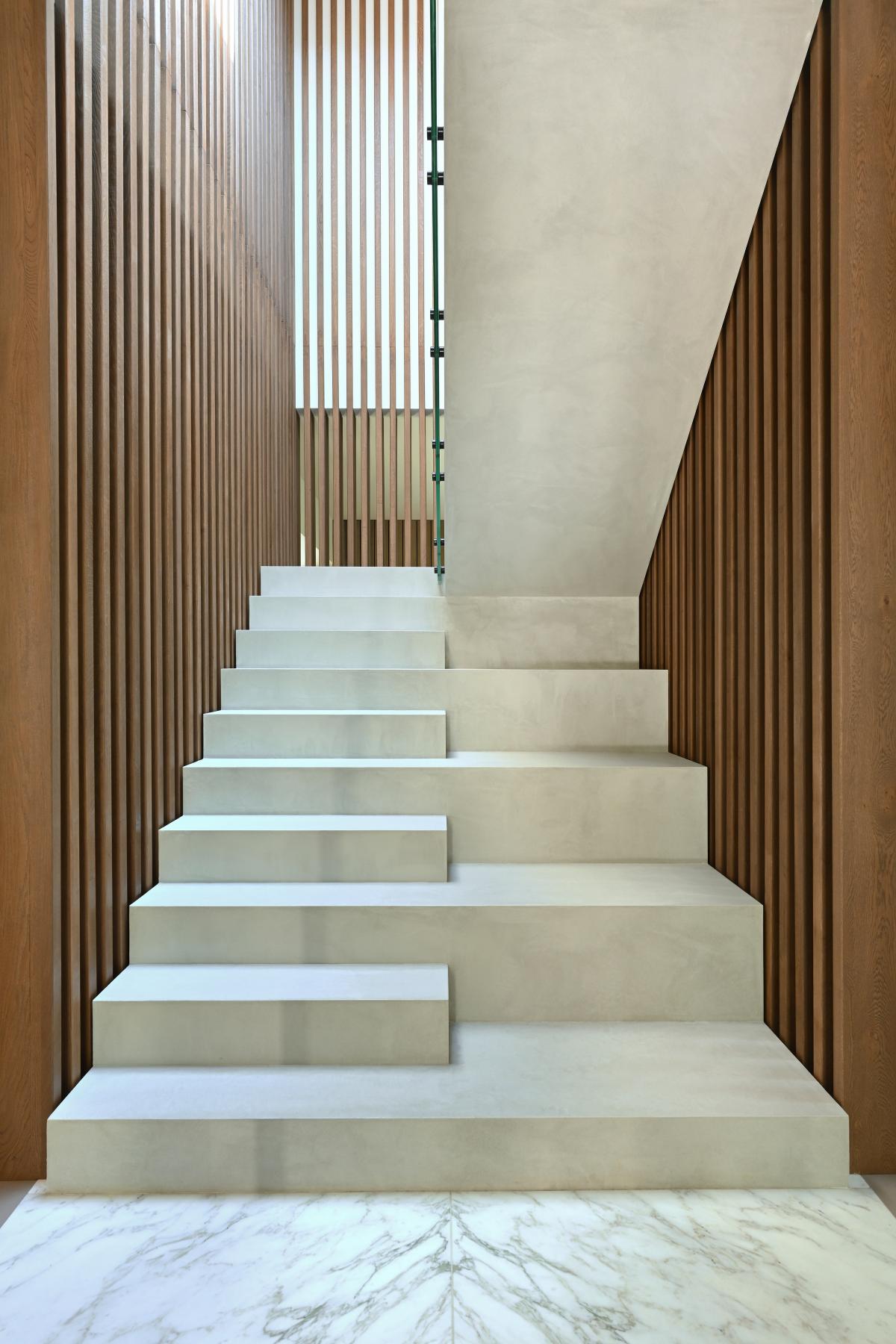 Bloktrap met latten balustrade