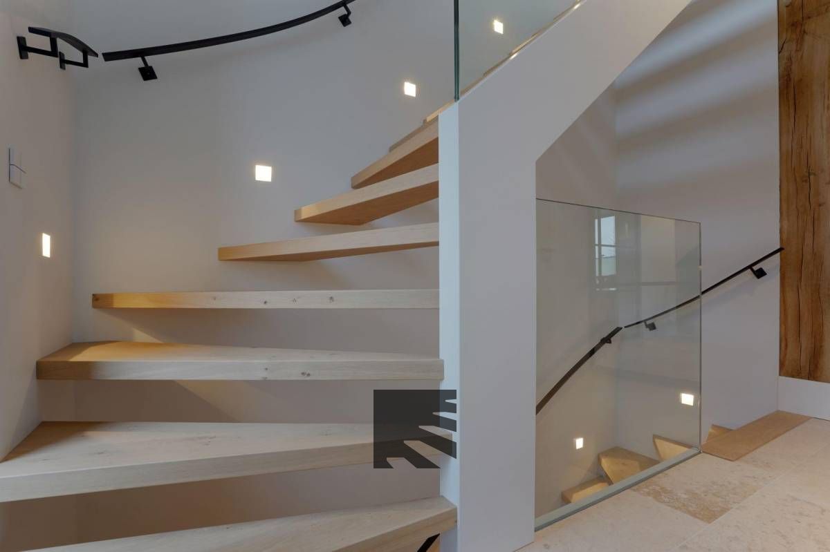 moderne trap met glas