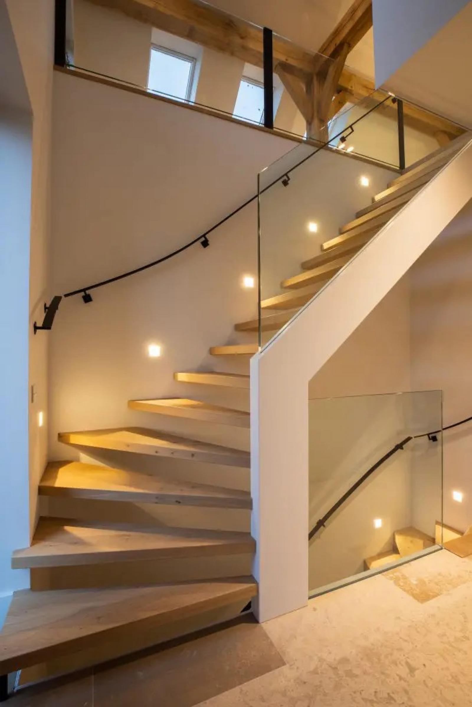 moderne trap met glas